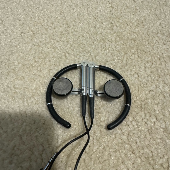 Bang & Olufsen Beoplay A8 Wired Aluminium Earbuds - Picture 3 of 3